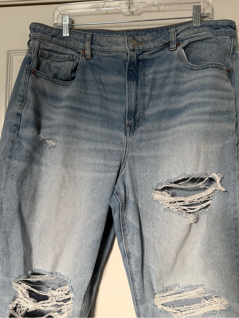 American Eagle Outfitters Faded Light Blue Distressed Women’s Jeans